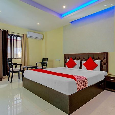 Oyo Flagship 77876 Amigo Suites Kochi Exterior photo
