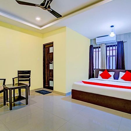 Oyo Flagship 77876 Amigo Suites Kochi Exterior photo