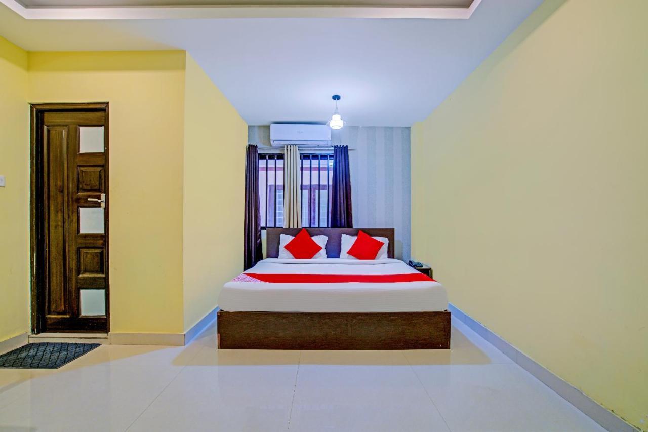 Oyo Flagship 77876 Amigo Suites Kochi Exterior photo