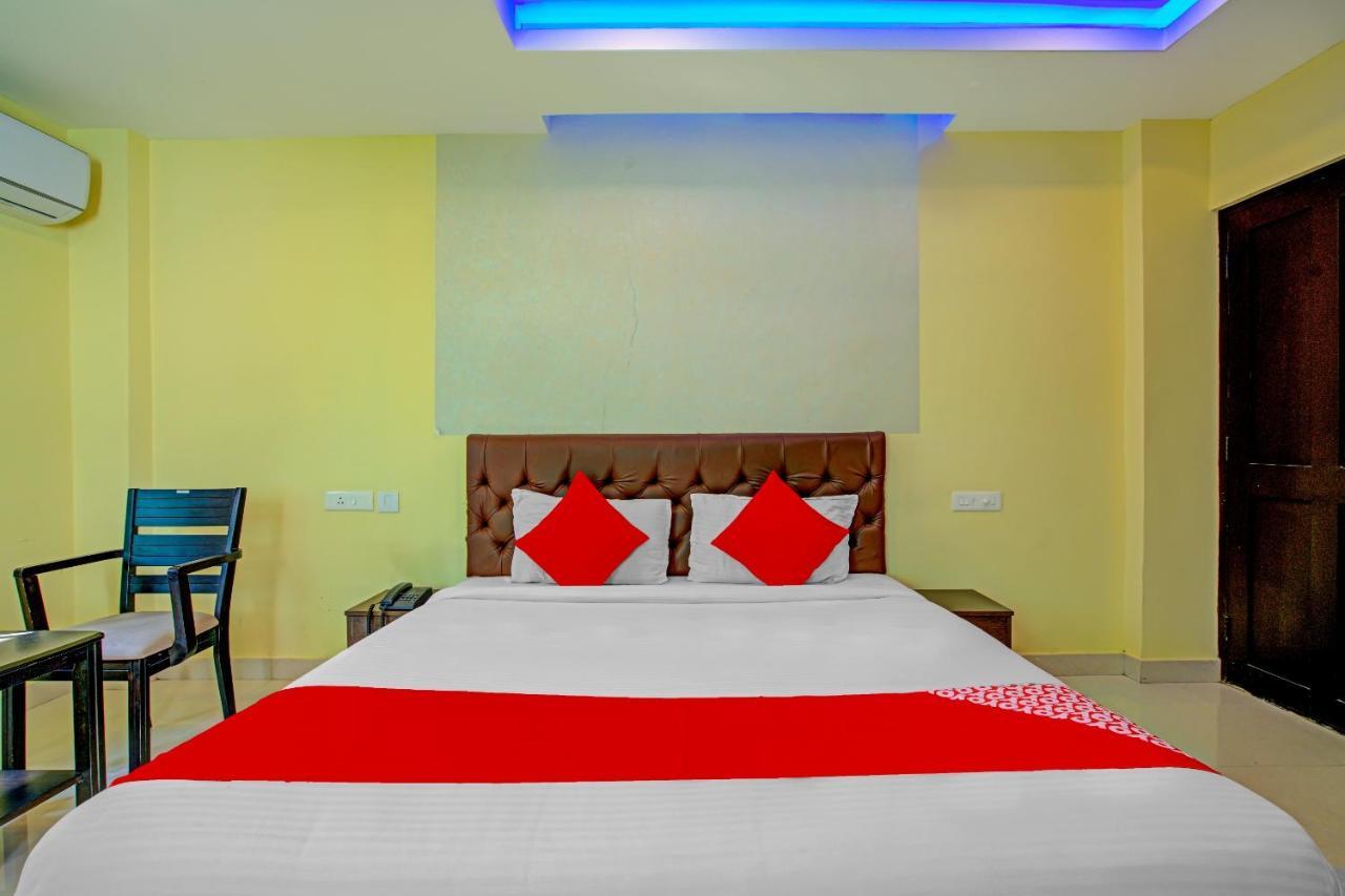 Oyo Flagship 77876 Amigo Suites Kochi Exterior photo